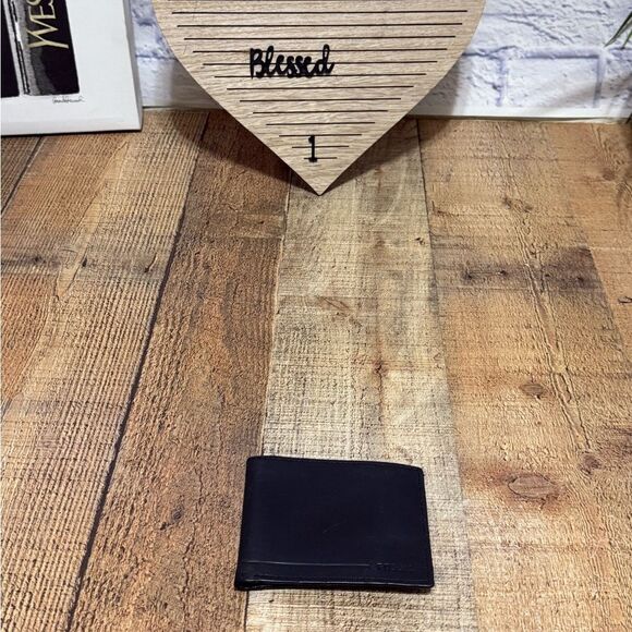 Fossil black leather bifold wallet 
Pre owned good - Picture 8 of 10